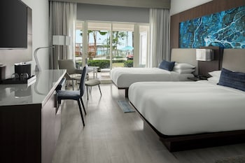 Room, 2 Double Beds, Pool View