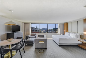 Deluxe Room, 1 King Bed (Capitol View)