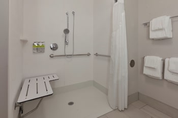 Standard Room, 1 King Bed, Mobility Accessible, Non Smoking (Communications)