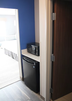 Standard Room, 1 Queen Bed, Mobility Accessible