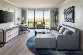 Suite, 1 King Bed with Sofa bed, Balcony, Pool View