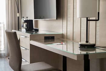 Suite, 1 King Bed with Sofa bed, Golf View (Balcony)