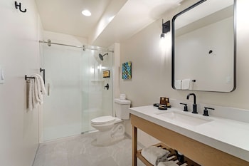 Standard Room, 1 King Bed, Refrigerator & Microwave, Ground Floor (Walk-in Shower)