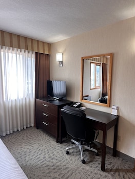 Deluxe Suite, 1 Queen Bed, Mobility Accessible