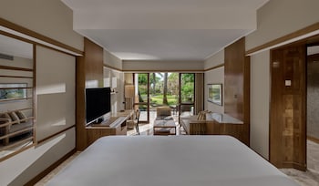 Deluxe Room, 1 King Bed (Club Access)