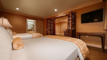 Suite, 2 Queen Beds, Non Smoking, Jetted Tub (with Sofabed)