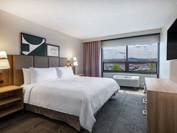 Suite, 1 Bedroom, Kitchen (Airport View)