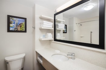 Standard Room, 1 Queen Bed