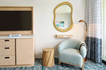 Signature Room, 1 King Bed, Partial Ocean View