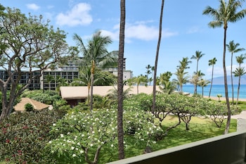 Signature Room, 1 King Bed, Partial Ocean View