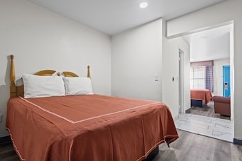Room, 1 King Bed, Smoking