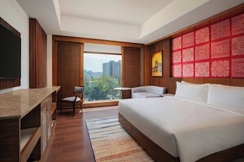 Executive Suite, 1 King Bed, City View