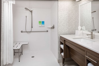 Studio, 1 King Bed, Accessible, Non Smoking (Roll-In Shower)