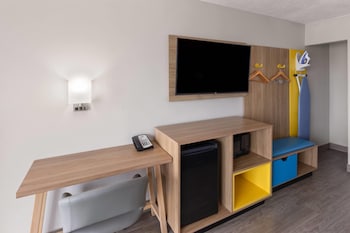Room, 2 Queen Beds, Accessible, Non Smoking (Mobility, Bathtub W/grab Bars)