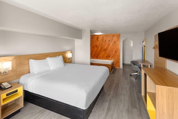 Studio Suite, 1 King Bed, Smoking