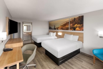 Room, 2 Queen Beds, Accessible, Non Smoking (Mobility, Bathtub W/grab Bars)