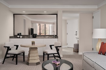 Suite, 1 King Bed, Hearing Accessible (Saguaro)