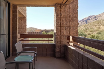 Suite, 1 King Bed (Saguaro)