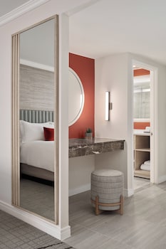 Grand Room, 2 Queen Beds, Mobility Accessible, Mountain View