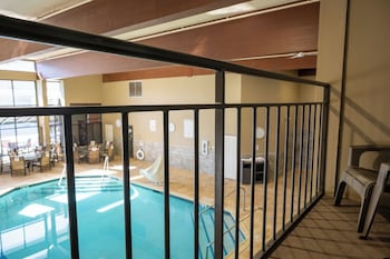 Standard Room, 1 King Bed, Pool View