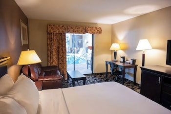 Standard Room, 1 King Bed, Poolside