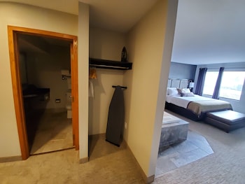 Luxury Suite, 1 King Bed, Non Smoking, Hot Tub