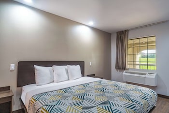Deluxe Room, 1 King Bed, Non Smoking, Refrigerator & Microwave