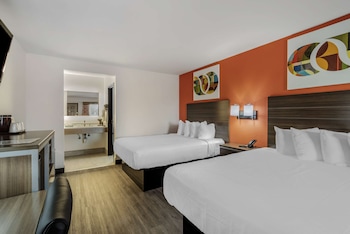 Standard Room, 2 Queen Beds, Accessible, Bathtub