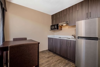 Room, 1 King Bed, Kitchen