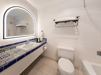 Standard Suite, 1 Queen Bed, Balcony/Terrace, Golf View