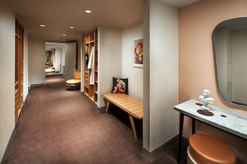 Suite, 1 King Bed with Sofa bed (Mobility/Hearing Access, Roll-In Shwr)