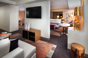 Signature Suite, 1 King Bed, Non Smoking
