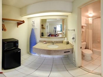 Deluxe Queen Kitchenette