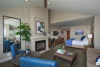 Deluxe Studio Suite, 1 King Bed with Sofa bed, Non Smoking, Harbor View