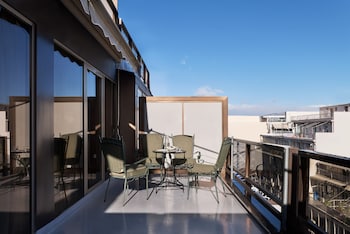 Deluxe Family Room City View