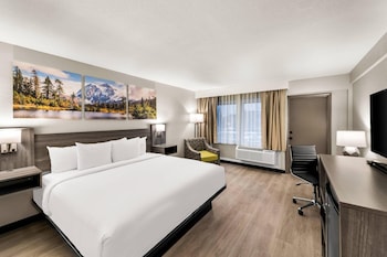 1 King Bed, Balcony