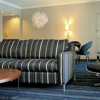 Suite, 1 King Bed, Accessible, Microwave (Mobility and Hearing)