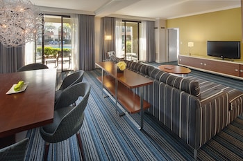 Suite, 1 King Bed, Accessible, Microwave (Mobility and Hearing)