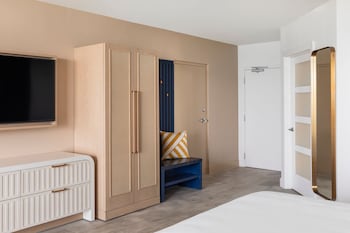Junior Suite, 1 King Bed with Sofa bed, Oceanfront
