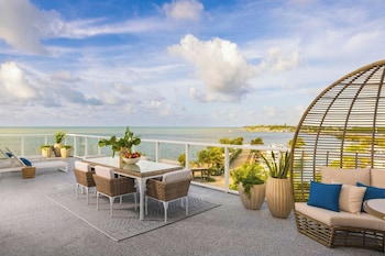 Suite, 1 King Bed with Sofa bed, Oceanfront