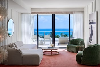 Oceanfront Rooftop, Bi-level Suite, 1 King, Oceanfront, Plunge pool