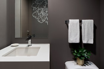Residential 1.5 Bedroom, Suite, 1 King, Ocean view, Balcony: 2(Mobility Accessible, Roll-in Shower)