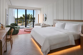 Guest room, 1 King, 3rd -4th Floor view, Partial ocean view, Balcony(Mobility Accessible, Roll-in Sh