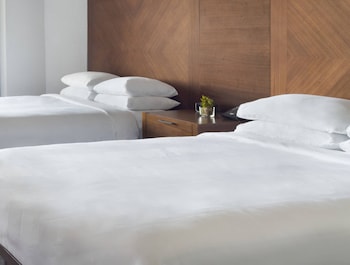 Studio Suite, 2 Queen Beds, Partial Ocean View