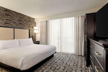 Suite, 1 King Bed, Accessible, Balcony (Mobility and Hearing)