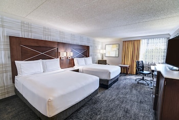 Deluxe Room, 2 Queen Beds, Microwave
