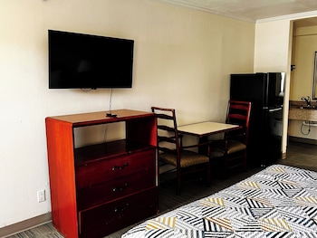 Standard Room, 1 King Bed, Non Smoking, Kitchen