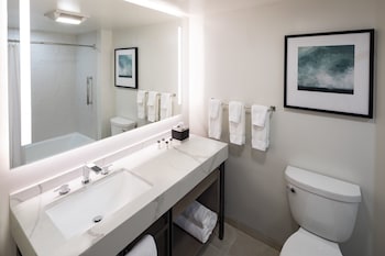 Room, 1 King Bed (Mobility/Hearing Accessible, Tub)