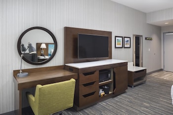 Room, 1 King Bed, Refrigerator & Microwave