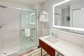 Room, 1 King Bed, Refrigerator & Microwave